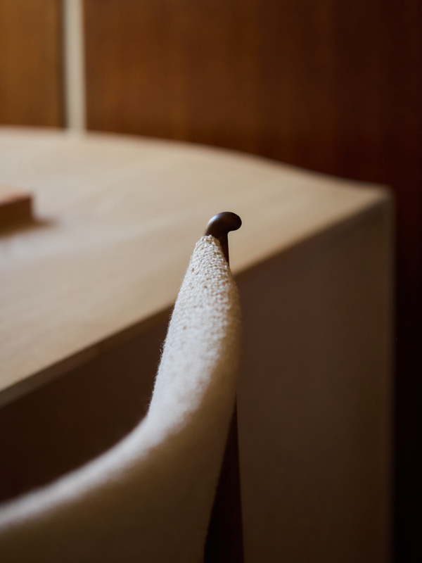 Detail of the Egyptian Chair in walnut with 'Moss' upholstery in the colour '0004'.