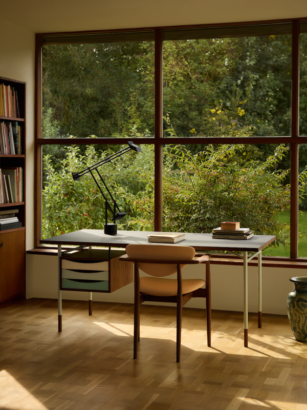 The Nyhavn Desk (170 cm) in walnut with the 'Cold' colour tray unit and linoleum tabletop in the colour 'Black'.