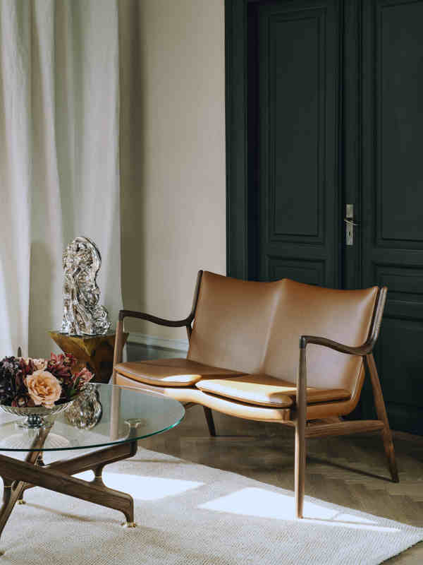 With the 45 Chair and Sofa, reviews finally turned positive, firmly establishing Finn Juhl's status as an icon. Later, he himself highlighted the unconventional joinery, particularly where the armrests, backrest, and rear legs converge.