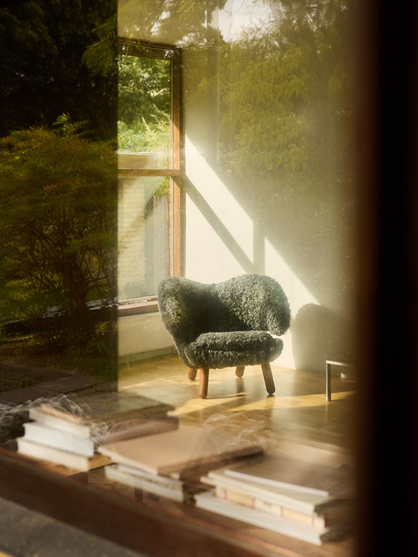 The Pelican Chair with legs in walnut (oil) and upholstery in sheepskin from Gotland.