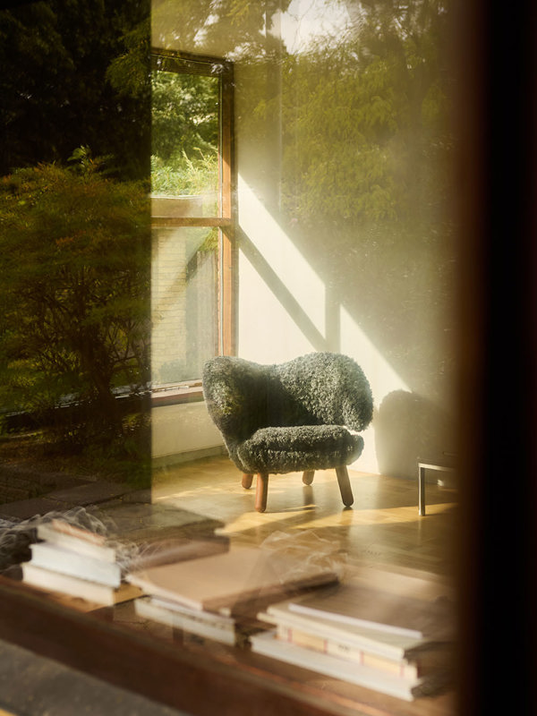 The Pelican Chair with legs in walnut (oil) and upholstery in sheepskin from Gotland.