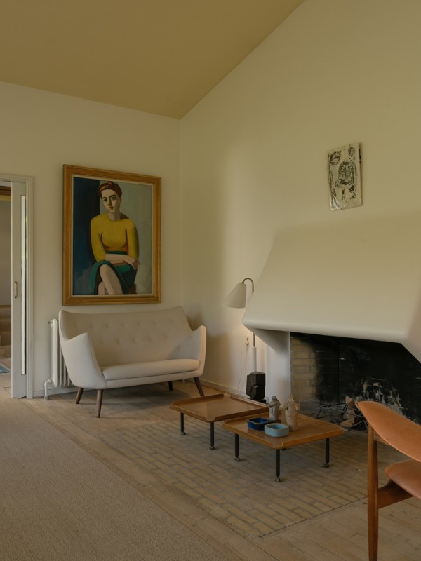 The Poet Sofa in Finn Juhl's own house in Ordrup. Above the sofa is a painting of Hanne Wilhelm Hansen, Finn Juhl's partner, painted by the famous artist Vilhelm Lundstrøm.