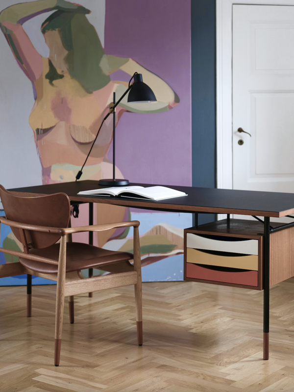 The Nyhavn Desk (170 cm) in walnut with the 'Warm' colour tray unit and linoleum tabletop in the colour 'Black'.