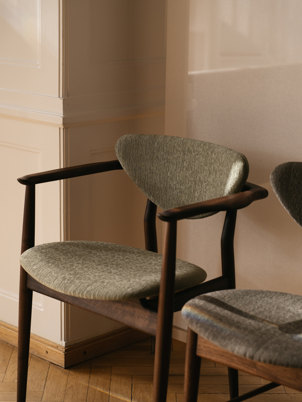 The 109 Chair in walnut with 'Beda' upholstery in the colour '970'. Photo: Elisabeth Heltoft for Sahco