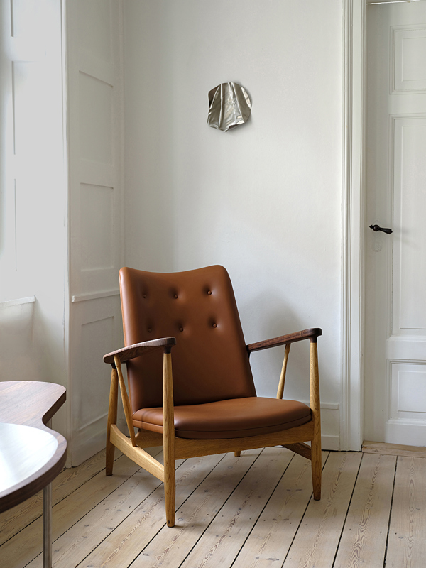 The Kettelhut Chair with the leather type Elegance from Sørensen Leather in the color 'Walnut'. The wooden frame consists of a combination of solid oak and walnut.