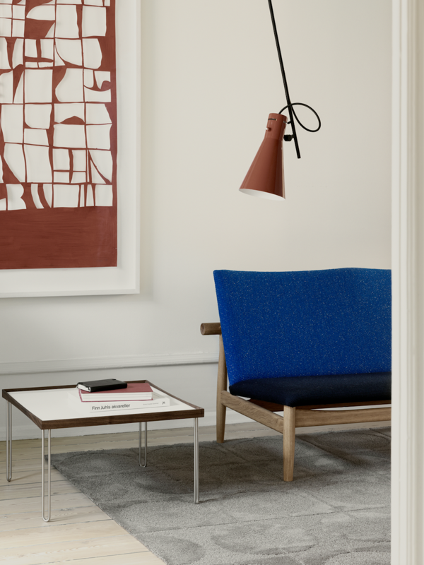 The Japan Sofa with oak frame (dark oil) and 'Pilot' upholstery in the colour '752' on the back and 'Fuse' upholstery in the colour '191' on the seat.